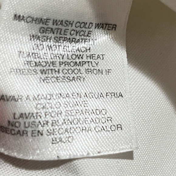 Elegant White Sleeveless Blouse - Picture 6 of 8